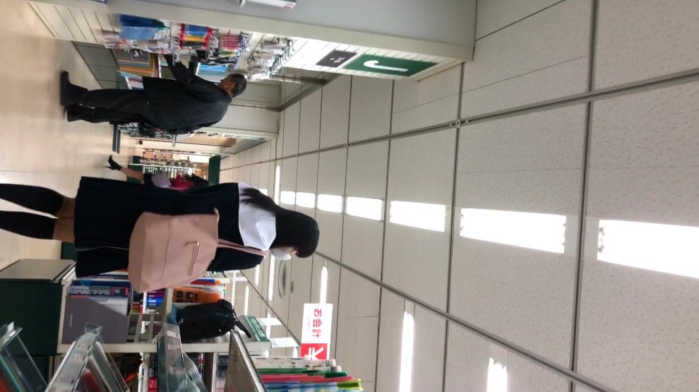 セーラー服の美少女JKの木綿縞パンツ逆さ撮りエロ画像