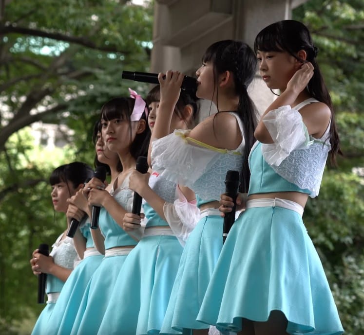 激カワアイドルグループをローアングルで撮影