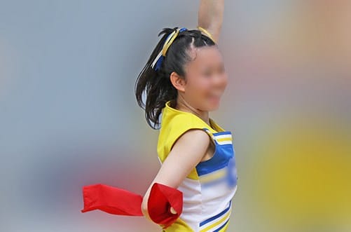 【オリジナル撮影195枚】衣装が大きいうえにノーブラ・元気な演技でいろいろはみ出しています チア写真集25