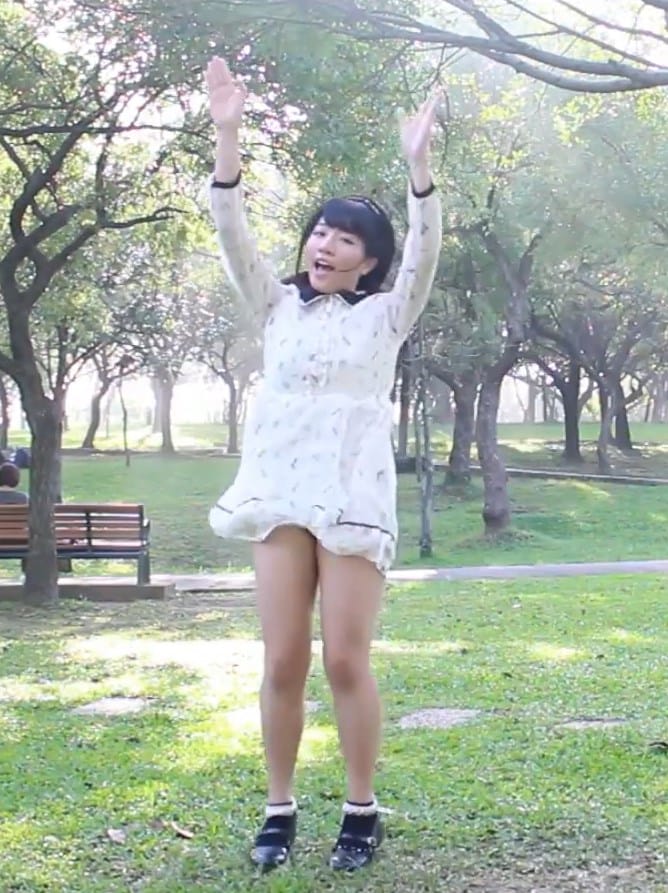 動画:ミニワンピ衣装で何度もパンチラを披露してくれる踊り手さん