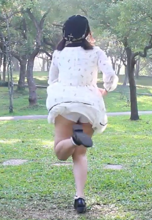 動画：ミニワンピ衣装で何度もパンチラを披露してくれる踊り手さん