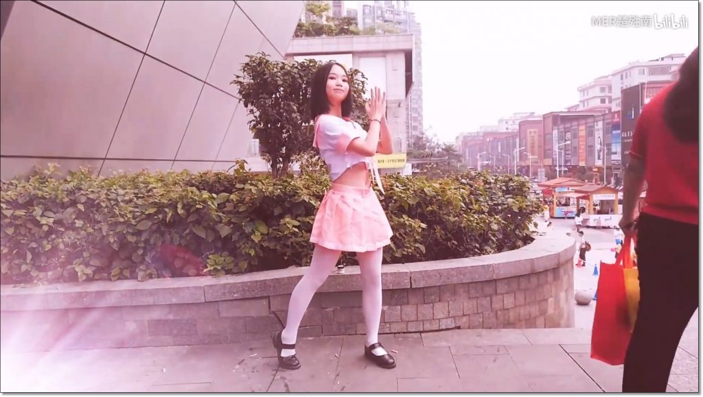 乳首スケスケのノーブラ踊り手さん、ついに見つかる（パンチラもあるよ）