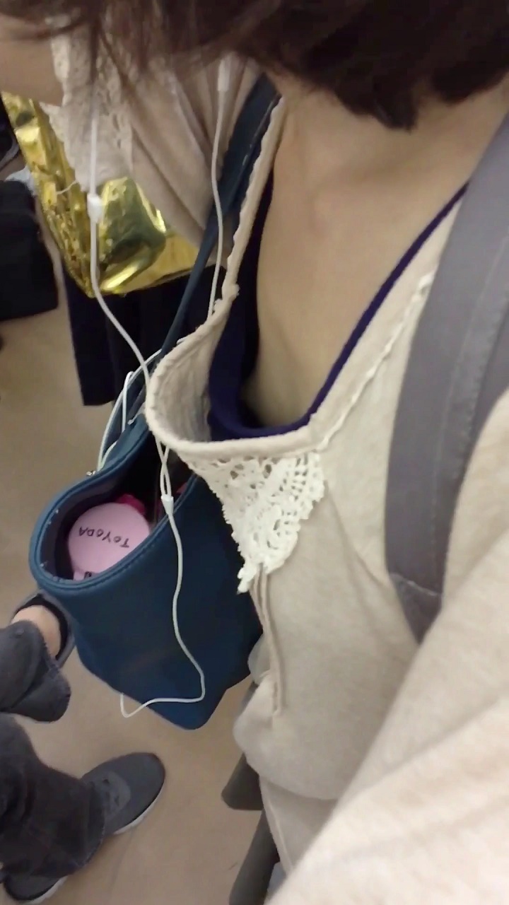 まさかのノーブラ！？電車内でぱっくり開いた女の子の乳首を観察する胸チラ盗撮動画：パイン02