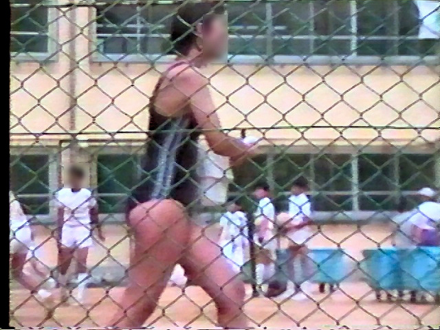 NN-09-1 グラウンドでスク水