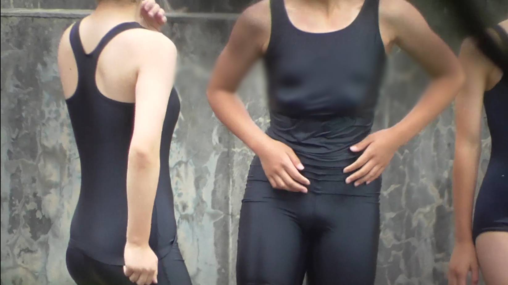 スク水でプール遊び 胸パットがへそパット事件発生