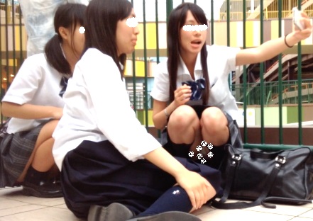 ライブを見に来た仲良し3人組JKの内、2人が見せる自撮り中のしゃがみパンチラ（MM：妄想vol.50）