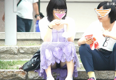 上玉素人娘の ”座りパンチラ” を4人分収録した実用性の高い盗撮動画(五つ星パンティ:パンティ★オールスターズ♯1初公開)