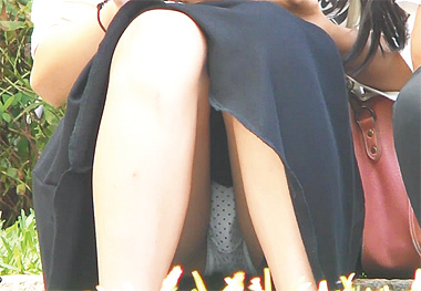 上玉素人娘の ”座りパンチラ” を4人分収録した実用性の高い盗撮動画(五つ星パンティ:パンティ★オールスターズ♯1初公開)