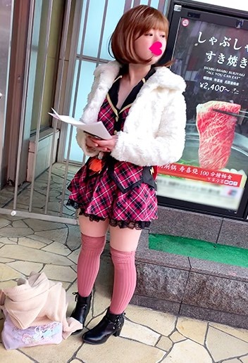 【アイドル】LIVEのビラ配りしている地下アイドルのパンチラをこっそり隠し撮り