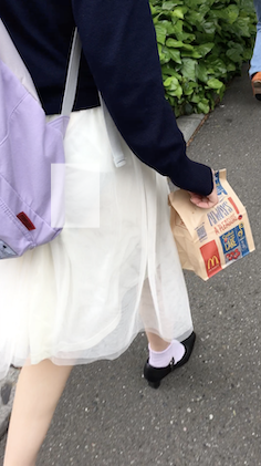 カリ:坂系JDちゃん、スカート裏地がずり上ってパンツが透け透け状態に!【Pcolleレビュー】