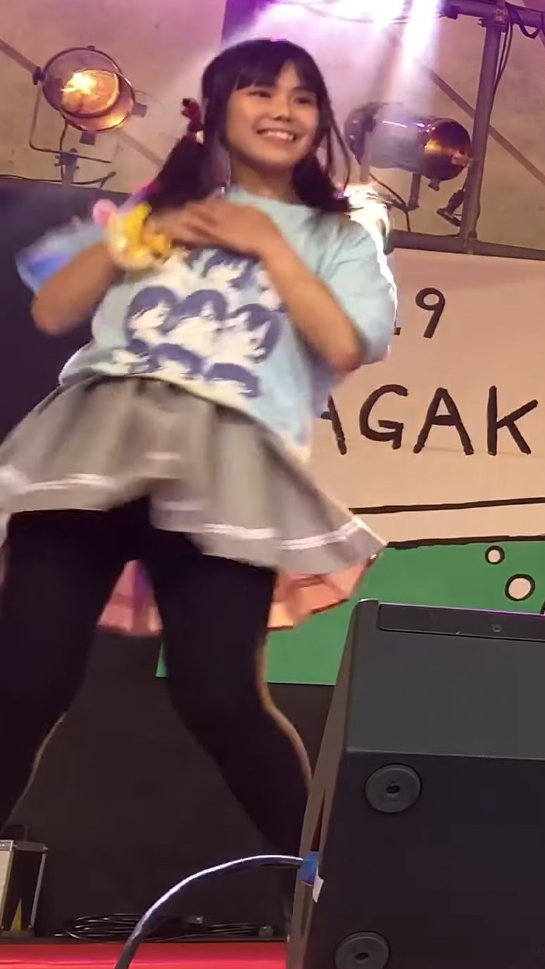 【YouTube】ユニドルさん、学園祭ステージでペチパンがずり下がってパンチラしてしまうハプニング