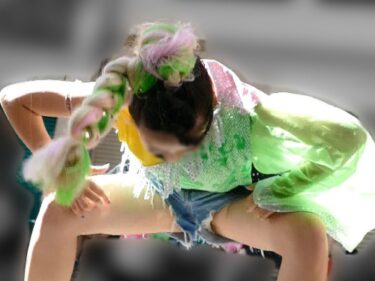 なにわガールズ３８７　隙間からおパンティー DE 開脚ショーや！ は〜い 拍手！