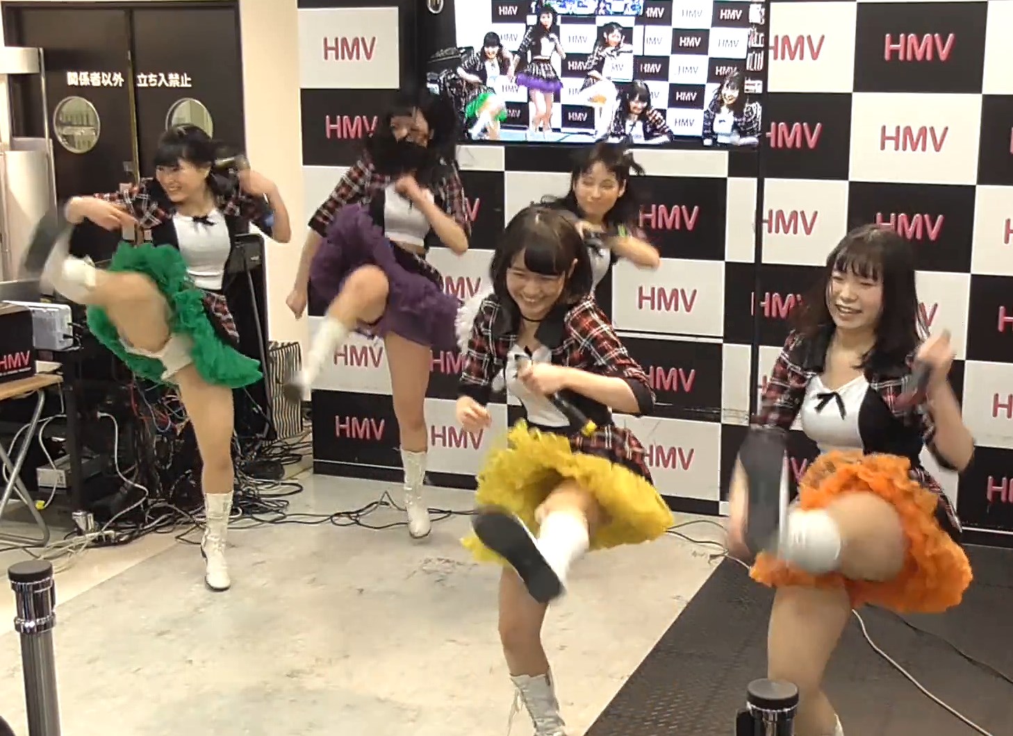 【YouTube】ご当地アイドルさん、ライブ以外で予期せぬパンチラを披露してしまうw(他1本)