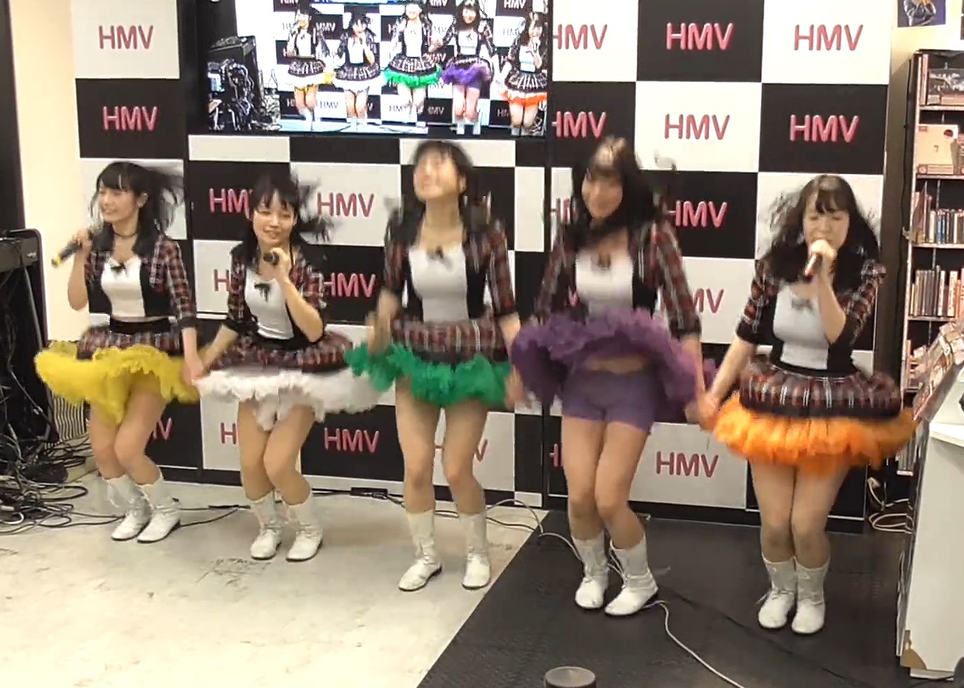 【YouTube】ご当地アイドルさん、ライブ以外で予期せぬパンチラを披露してしまうw(他1本)