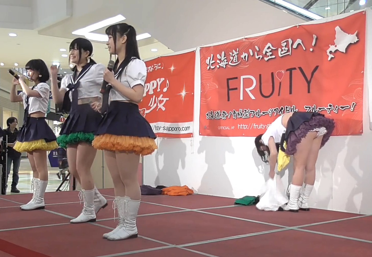 【YouTube】ご当地アイドルさん、ライブ以外で予期せぬパンチラを披露してしまうw(他1本)