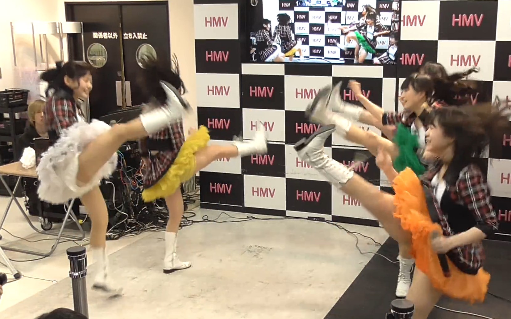 【YouTube】ご当地アイドルさん、ライブ以外で予期せぬパンチラを披露してしまうw(他1本)