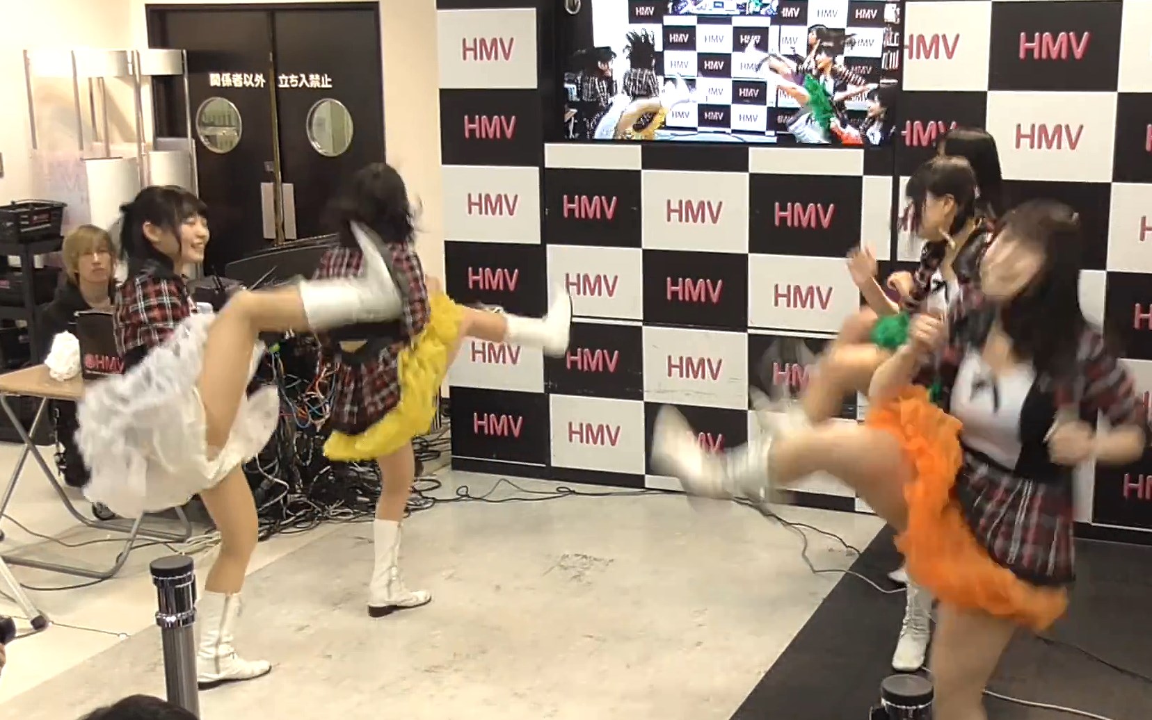 【YouTube】ご当地アイドルさん、ライブ以外で予期せぬパンチラを披露してしまうw(他1本)