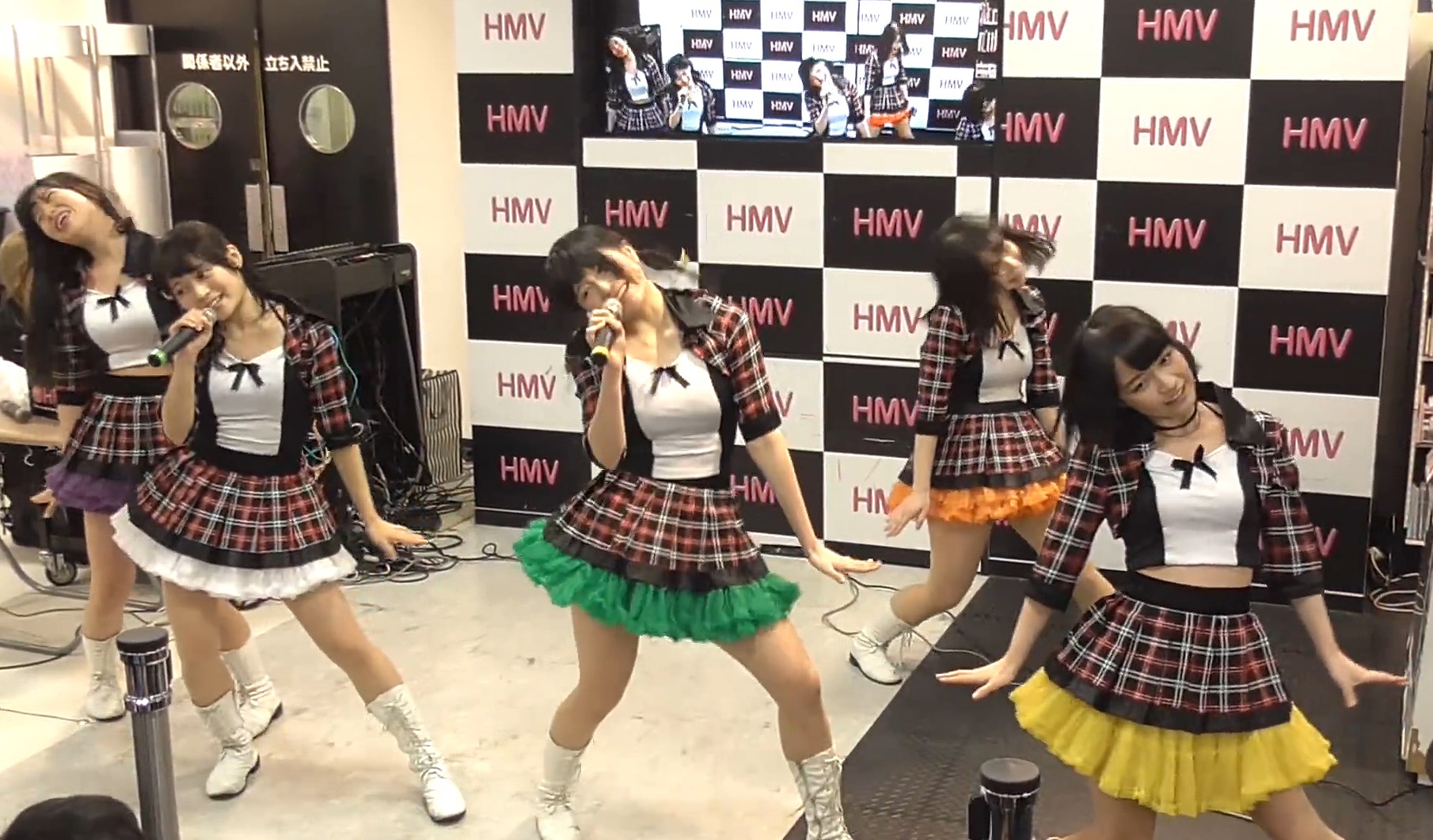 【YouTube】ご当地アイドルさん、ライブ以外で予期せぬパンチラを披露してしまうw(他1本)