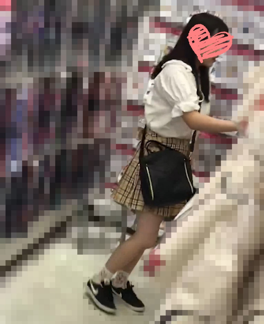 【街C】お母さんと一緒のロ〇かわいいCちゃんのスカートをめくって生パン逆さ撮り。 画像つき詳細レビュー