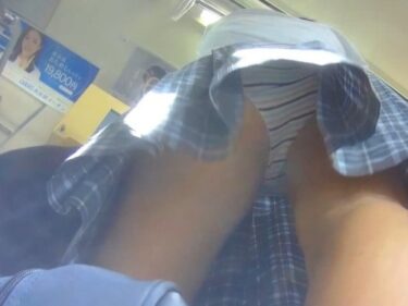 【Pcolle】グレイ作品初視聴レビュー。素朴な制服娘の縞パンを駅と電車で長時間逆さ｜JK生パンツ：グレイ