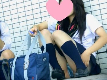 制服JKパンチラの座り・しゃがみパンチラ：アイドル予備軍