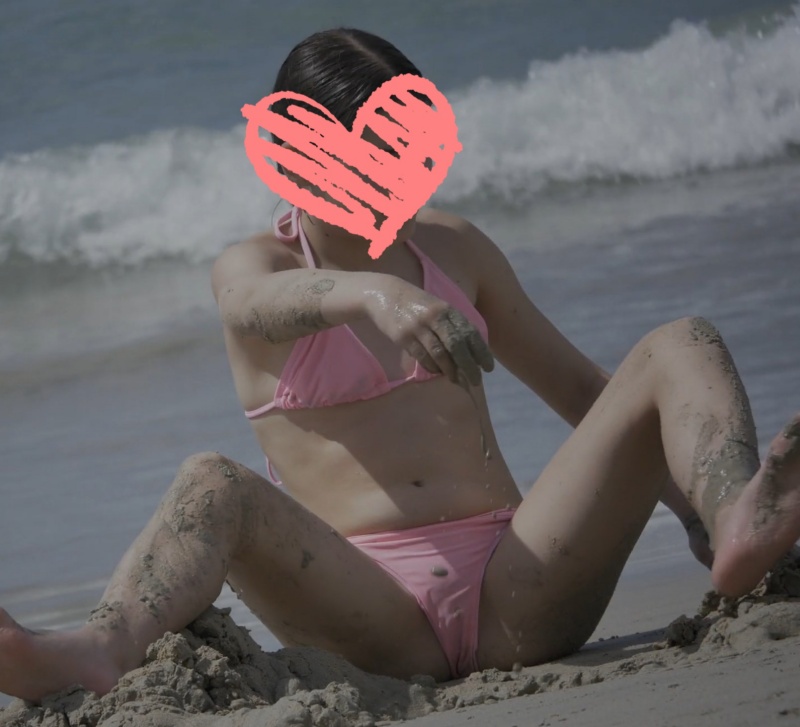 munech199 砂浜で遊ぶピンクビキニから見えるオッパイ 画像つき詳細レビュー