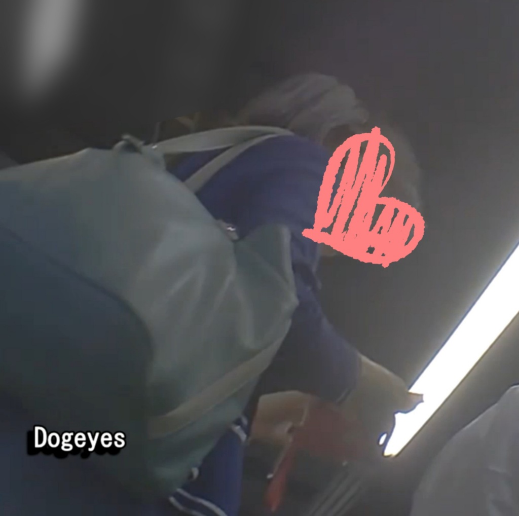 ★Dogeyes★完全オリジナル084紺色フレアーの透けている裾越からの狙いから更に大胆に至近距離白Pゲット。白Pですので盛り感 画像つき詳細レビュー