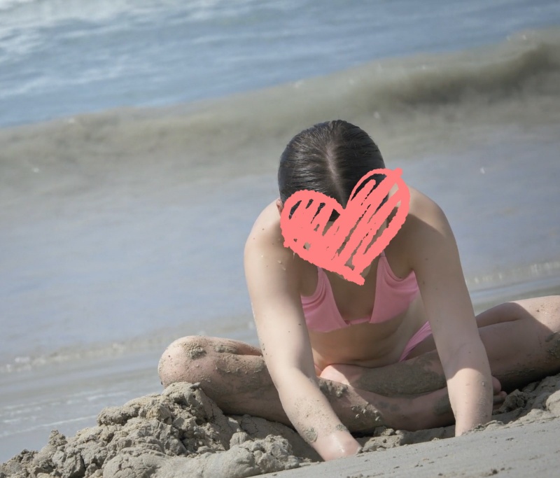 munech199 砂浜で遊ぶピンクビキニから見えるオッパイ 画像つき詳細レビュー