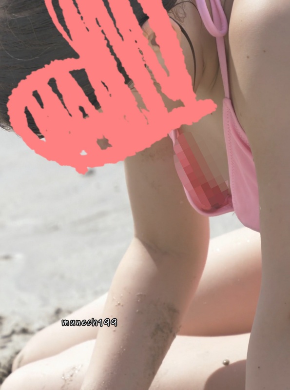 munech199 砂浜で遊ぶピンクビキニから見えるオッパイ 画像つき詳細レビュー