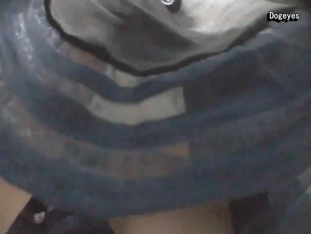 ★Dogeyes★完全オリジナル084紺色フレアーの透けている裾越からの狙いから更に大胆に至近距離白Pゲット。白Pですので盛り感 画像つき詳細レビュー