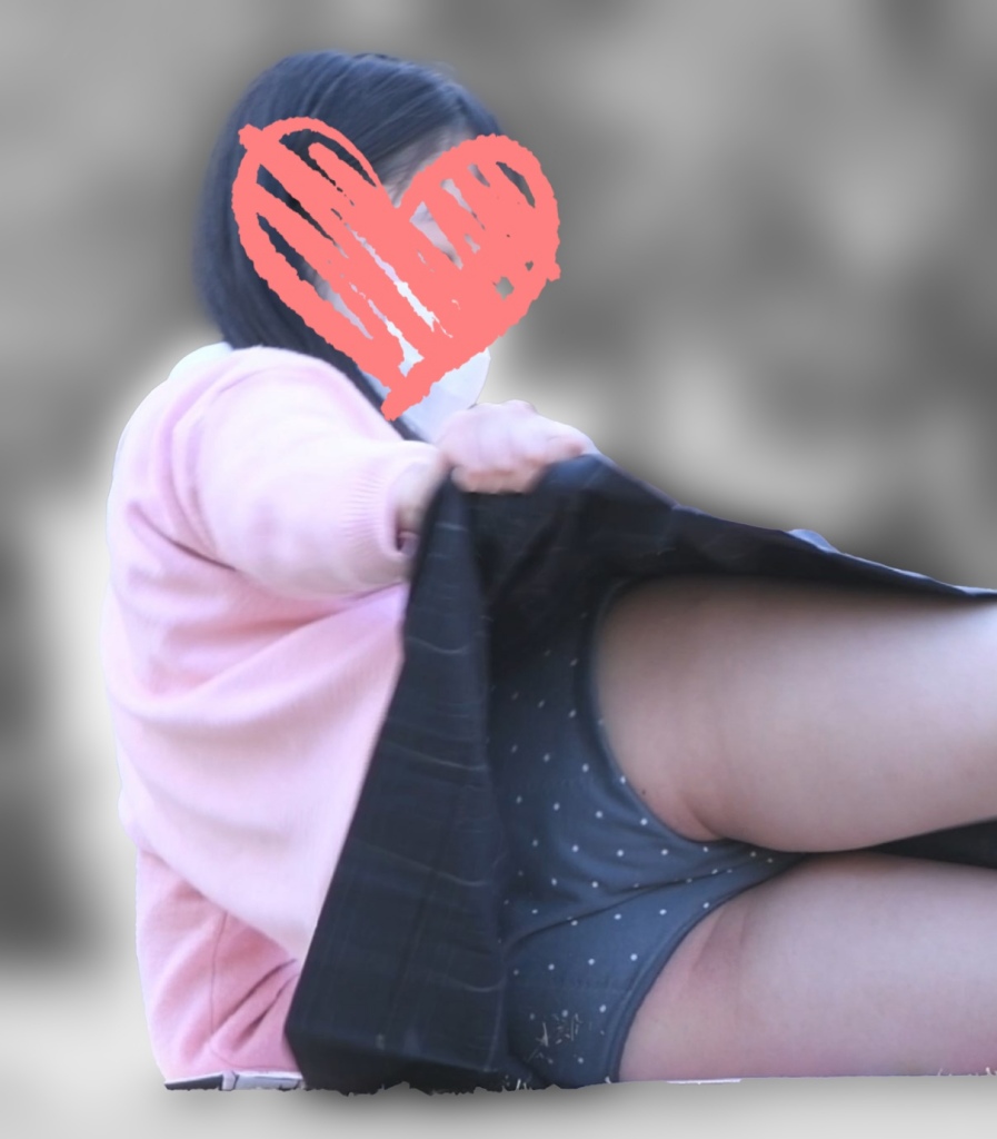 制服っ娘特集 vol.62 【お花見特別編】:1人が濃いグレーに白ドット柄の生Pをガッツリと披露してくれています! 画像つき詳細レビュー