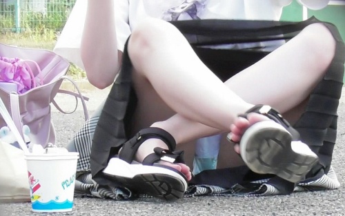 地べたに座って足を開いてしまうパンチラ動画：originate