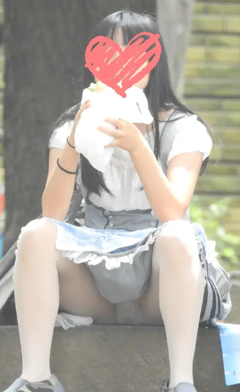 お座り美少女発見48!!もの凄く可愛いのに、パンツが見えてますよ 画像つき詳細レビュー