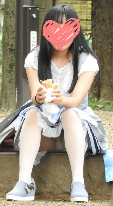 お座り美少女発見48!!もの凄く可愛いのに、パンツが見えてますよ 画像つき詳細レビュー