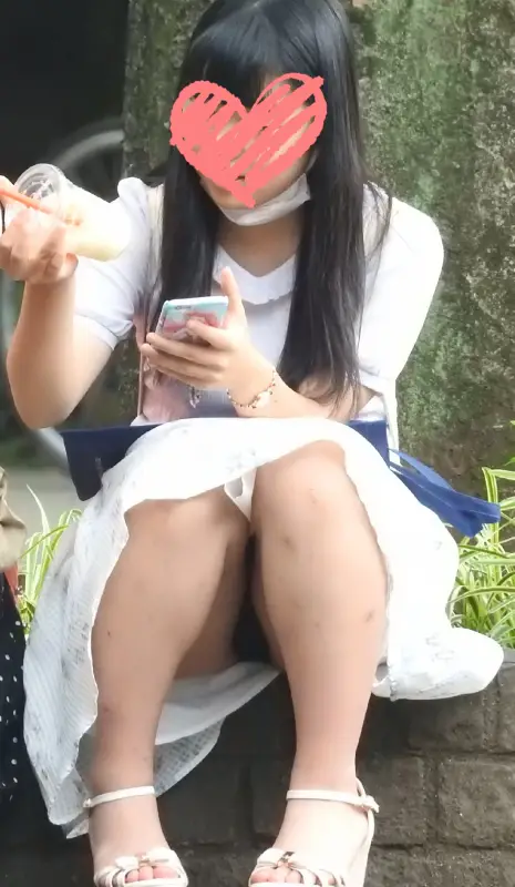 お座り美少女発見48!!もの凄く可愛いのに、パンツが見えてますよ 画像つき詳細レビュー