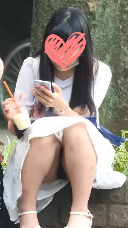 お座り美少女発見48!!もの凄く可愛いのに、パンツが見えてますよ 画像つき詳細レビュー